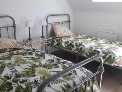 Un ou plusieurs lits dans un hébergement de l'établissement Spacieuse maison près du Mans avec jardin, idéale pour séjours pro, 4 chambres, Wi-Fi, parking - FR-1-410-330