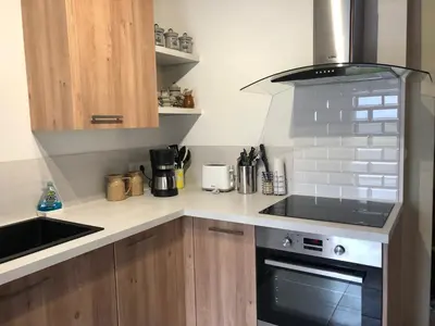 Cuisine ou kitchenette dans l'établissement Spacieuse maison près du Mans avec jardin, idéale pour séjours pro, 4 chambres, Wi-Fi, parking - FR-1-410-330
