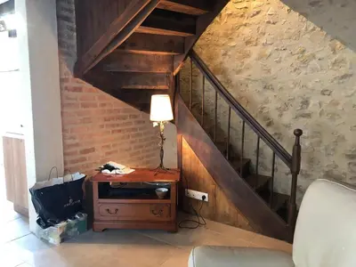 Coin salon dans l'établissement Spacieuse maison près du Mans avec jardin, idéale pour séjours pro, 4 chambres, Wi-Fi, parking - FR-1-410-330