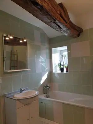 Salle de bains dans l'établissement La Tour du Raygnier