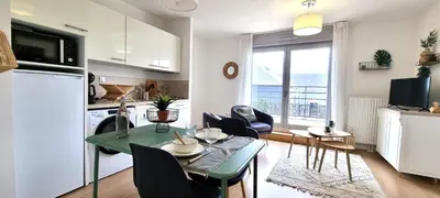 Cuisine ou kitchenette dans l'établissement Résidence Le Mans