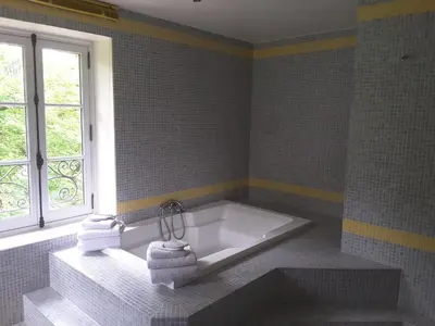 Salle de bains dans l'établissement Château de Ré