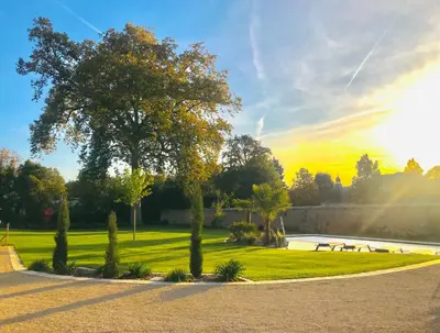 Jardin de l'établissement Les Chambres de La Varenne - Chambres d'hôtes