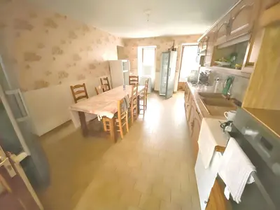 Cuisine ou kitchenette dans l'établissement Maison charmante à Mouterre-Silly avec jardin privé
