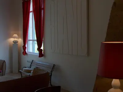 Coin salon dans l'établissement Gîte Cocooning avec Piscine Partagée au Cœur de la Campagne Sarthoise, Proche Zoo et Circuit du Mans - FR-1-410-331