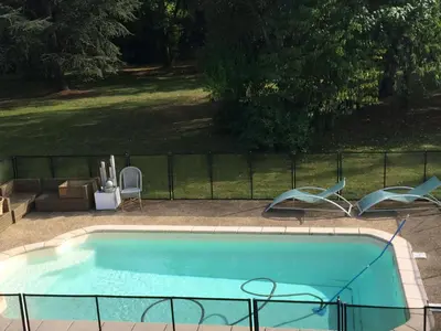 Piscine de l'établissement Gîte Cocooning avec Piscine Partagée au Cœur de la Campagne Sarthoise, Proche Zoo et Circuit du Mans - FR-1-410-331 ou située à proximité