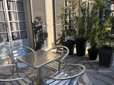 Terrasse ou espace extérieur de l'établissement Gîte Cocooning avec Piscine Partagée au Cœur de la Campagne Sarthoise, Proche Zoo et Circuit du Mans - FR-1-410-331