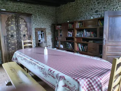 Bibliothèque dans la maison de vacances