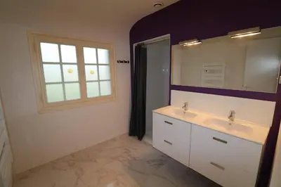 Salle de bains dans l'établissement Gîtes du Franc Rosier 2