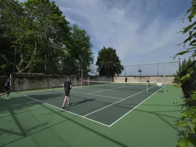 Tennis ou squash au sein de la maison de vacances ou à proximité