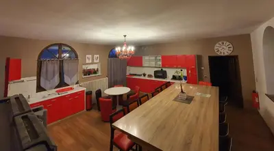 Cuisine ou kitchenette dans l'établissement GITE LONGERE DE 15 PERSONNES AU CHATEAU DE JALLANGES VOUVRAY