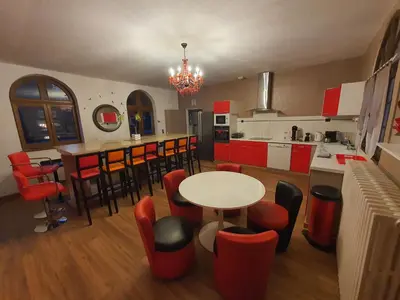 Cuisine ou kitchenette dans l'établissement GITE LONGERE DE 15 PERSONNES AU CHATEAU DE JALLANGES VOUVRAY