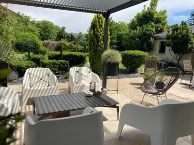 Jardin de l'établissement la boutique mj décoration vous propose de découvrir ses deux chambres d'hôtes