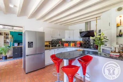 Cuisine ou kitchenette dans l'établissement La coudraie votre maison de vacances en famille
