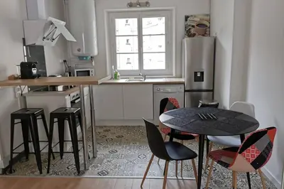 Cuisine ou kitchenette dans l'établissement Le LORENZO - hypercentre, cosy et vue Loire