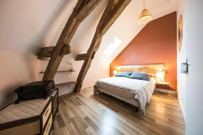 Un ou plusieurs lits dans un hébergement de l'établissement L'Atypique, charmante maison avec jardin clos