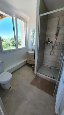 Salle de bains dans l'établissement Gîte La Terrasse du Loir à 2km du Zoo de la Flèche