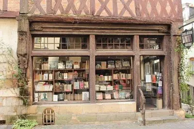 Bibliothèque dans la villa