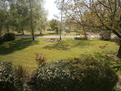 Jardin de l'établissement Gîte spacieux avec billard, cheminée & terrasse, près de la forêt de Bercé, Wi-Fi & activités nature - FR-1-410-337