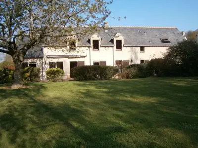 Jardin de l'établissement Gîte spacieux avec billard, cheminée & terrasse, près de la forêt de Bercé, Wi-Fi & activités nature - FR-1-410-337