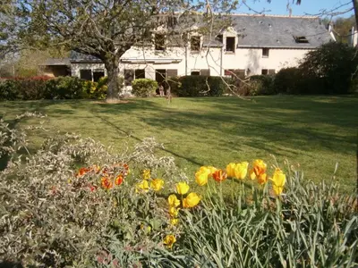 Jardin de l'établissement Gîte spacieux avec billard, cheminée & terrasse, près de la forêt de Bercé, Wi-Fi & activités nature - FR-1-410-337