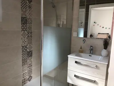 Salle de bains dans l'établissement Charmant gîte cozy près du Mans avec jardin, terrasse, proche commodités et activités. - FR-1-410-336