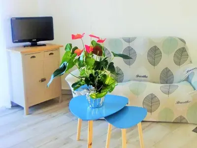 Télévision ou salle de divertissement dans l'établissement Charmant gîte cozy près du Mans avec jardin, terrasse, proche commodités et activités. - FR-1-410-336