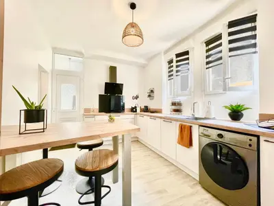 Cuisine ou kitchenette dans l'établissement Le Mans - Au Calme - Stationnement Facile - Proche Centre Ville et Gare