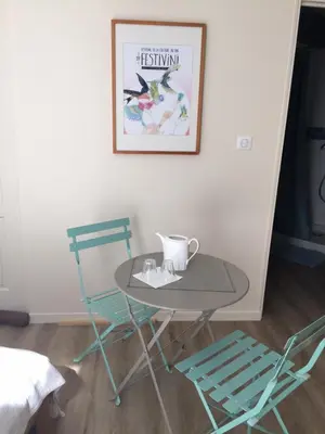Coin salon dans l'établissement Chambre dans dépendance Maison de Ville + abri vélos