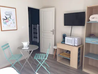 Télévision ou salle de divertissement dans l'établissement Chambre dans dépendance Maison de Ville + abri vélos