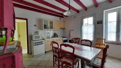 Cuisine ou kitchenette dans l'établissement La Gustine