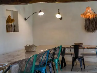 Coin salon dans l'établissement Maison familiale avec piscine chauffée, salle de jeux et grand jardin - 5 chambres, 15 couchages - FR-1-410-340
