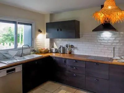 Cuisine ou kitchenette dans l'établissement Maison familiale avec piscine chauffée, salle de jeux et grand jardin - 5 chambres, 15 couchages - FR-1-410-340