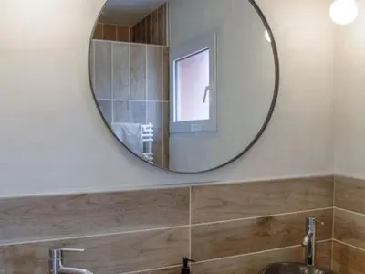 Salle de bains dans l'établissement Maison familiale avec piscine chauffée, salle de jeux et grand jardin - 5 chambres, 15 couchages - FR-1-410-340