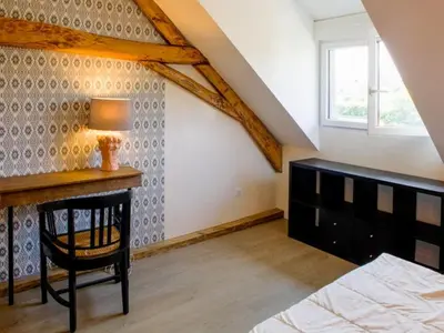 Un ou plusieurs lits dans un hébergement de l'établissement Maison familiale avec piscine chauffée, salle de jeux et grand jardin - 5 chambres, 15 couchages - FR-1-410-340