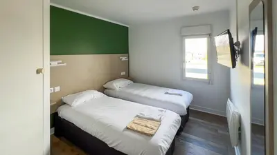 Un ou plusieurs lits dans un hébergement de l'établissement FASTHOTEL Le Mans Nord Saint-Saturnin - UN FH CONFORT