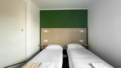Un ou plusieurs lits dans un hébergement de l'établissement FASTHOTEL Le Mans Nord Saint-Saturnin - UN FH CONFORT