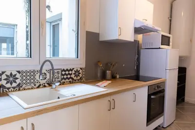 Cuisine ou kitchenette dans l'établissement Le Petit Plume, 5 minutes du Zoo de Beauval