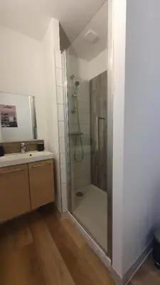 Salle de bains dans l'établissement Gîtes des Cygnes vue sur Loire et linge inclus