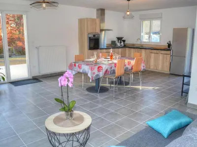 Cuisine ou kitchenette dans l'établissement Gîte Confortable avec Jardin Privatif à Proximité des Châteaux de la Loire et Zoo de Beauval - FR-1-381-512