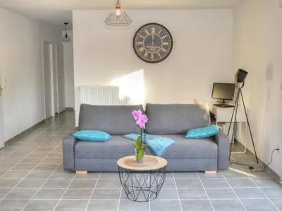 Coin salon dans l'établissement Gîte Confortable avec Jardin Privatif à Proximité des Châteaux de la Loire et Zoo de Beauval - FR-1-381-512