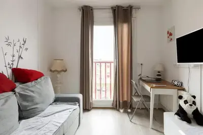 Télévision ou salle de divertissement dans l'établissement Appartement charmant au Mans 38 m² avec vue