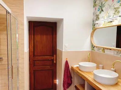 Salle de bains dans l'établissement L’Alcalys - Maison de vacances au vert - Sans TV
