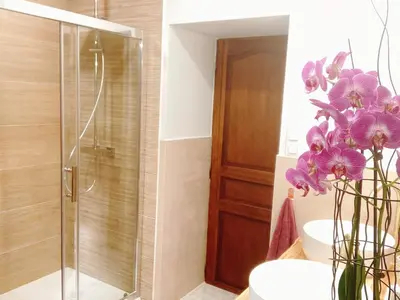 Salle de bains dans l'établissement L’Alcalys - Maison de vacances au vert - Sans TV