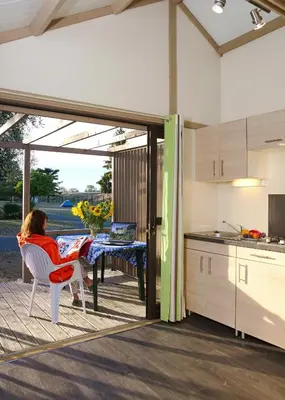 Cuisine ou kitchenette dans l'établissement Camping Onlycamp Tours Val de Loire