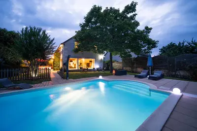 Piscine de l'établissement Le Clos de La Rousselière ou située à proximité