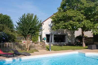 Piscine de l'établissement Le Clos de La Rousselière ou située à proximité