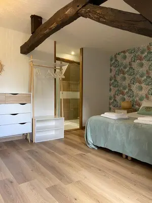 Un ou plusieurs lits dans un hébergement de l'établissement La Charmeraie : gîte de charme, piscine et spa