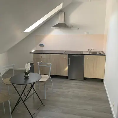 Cuisine ou kitchenette dans l'établissement Appartement 4 PERSONNES EMPLACEMENT IDEAL PROCHE DES 24H ET GARE