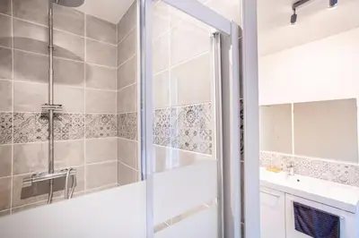 Salle de bains dans l'établissement L'AMASSE Échappée Amboisienne T3 avec sauna partagé